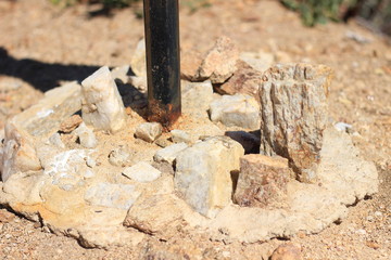tubo de metal enterrado con rocas