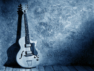 Obraz na płótnie Canvas vintage jazz guitar on stage of jazz club