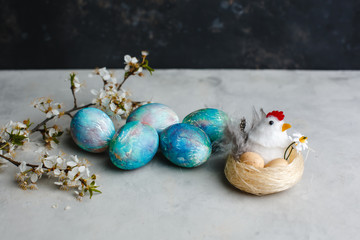 Obraz premium Beautiful Easter eggs. Chicken with a nest. Funny and cute decoration. happy Easter. Top view, side view. Space for text.