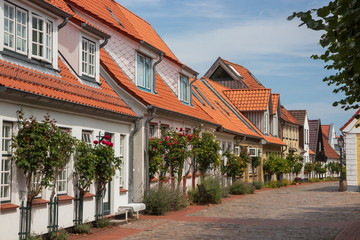 Fototapeta na wymiar schöne Häuser in der Fischer Siedlung Holm in Schleswig