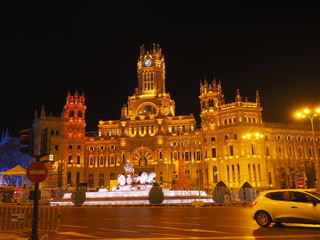Fototapeta na wymiar Ayuntamiento de Madrid, edificio histórico iluminado de noche.