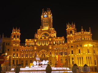 Fototapeta na wymiar Ayuntamiento de Madrid, edificio histórico iluminado de noche.