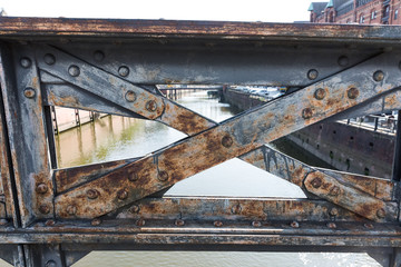 Rostiges Eisen einer Brücke im Detail, Hamburg, Deutschland