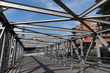 Metallkonstruktion von einer Brücke in Hamburg