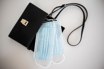 Handtasche Covid 19 liegend