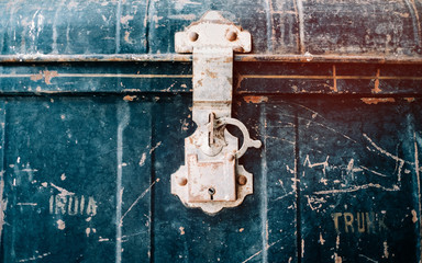 fond d'écran ancienne malle en fer bleu