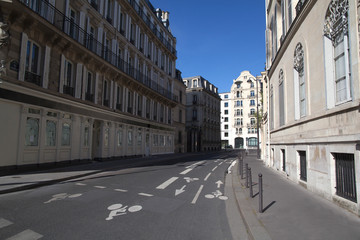 Fototapeta na wymiar Rue de Paris, deserte, pendant le confinement du au Coronavirus. Sans personnage et sans circulation