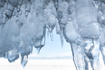 Eiszapfen vor Winterlandschaft
