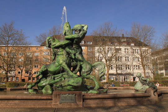 Altonaer Wahrzeichen; Stuhlmannbrunnen auf dem Platz der Republik
