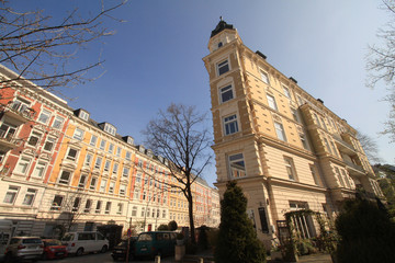Fototapeta na wymiar Hamburg-Ottensen; Altbauten in der Arnoldstraße