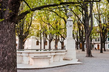 Fototapeta premium Basel, Münsterplatz, Pisonibrunnen, Brunnen, Münster, Kirche, Pfalz, Altstadt, Basel-Stadt, Grossbasel, Stadtrundgang, historische Häuser, Altstadthäuser, Gassen, Frühling, Schweiz