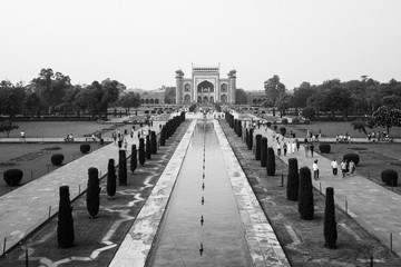 Fototapeta premium Entrée de l'arc du Taj Mahal vue de l'intérieur