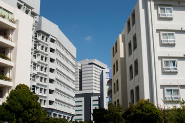 快晴の空と都会のビル