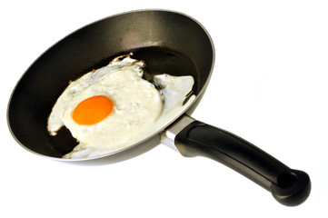 Un œuf au plat cuit à la poêle sur fond blanc
