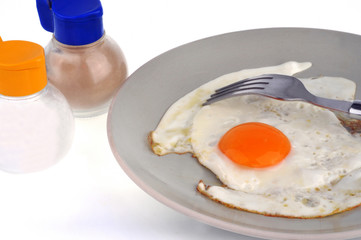Un œuf au plat dans une assiette 