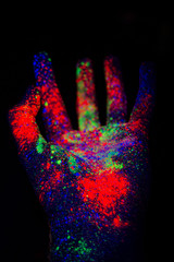 dłoń  proszek fluorescencyjny kolorowa ręka