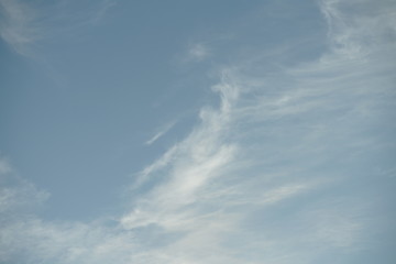 Klarer blauer reiner Himmel am Abend