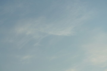 Klarer blauer reiner Himmel am Abend