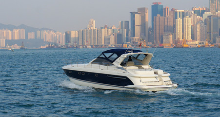 Hong Kong.Motorówka na tle miasta. © infinity