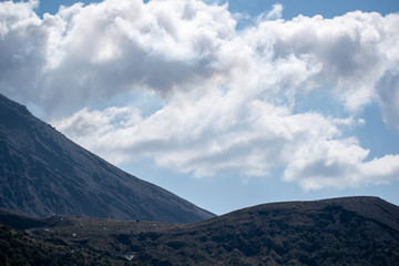空と山