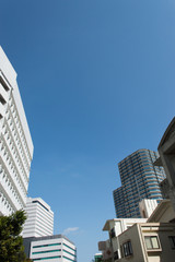 快晴の空と都会のビル