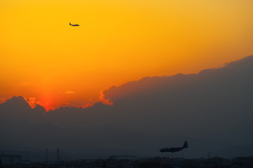 夕暮の中を飛行するC-130ハーキュリーズ