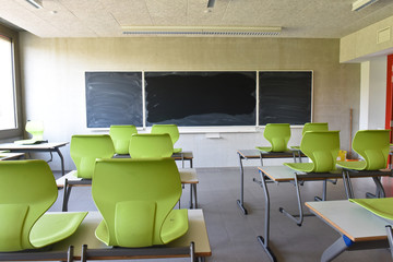 ecole education enseignement confinement rentree reprise vide classe banc chaise tableau covid-19