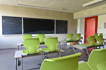 ecole education enseignement confinement rentree reprise vide classe banc chaise tableau covid-19