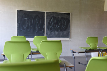 ecole education enseignement confinement rentree reprise vide classe banc chaise tableau covid-19