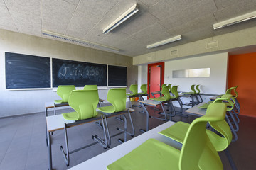 ecole education enseignement confinement rentree reprise vide classe banc chaise tableau covid-19