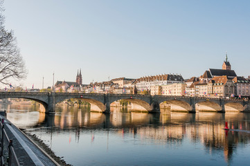 Basel, Rhein, Rheinbrücke, Altstadt, Münster, Kirche, Grossbasel, Martinskirche, Altstadthäuser, Rheinufer, Rheinsprung, Uferweg, Kleinbasel, Basel-Stadt, Frühling, Morgenstimmung, Schweiz
