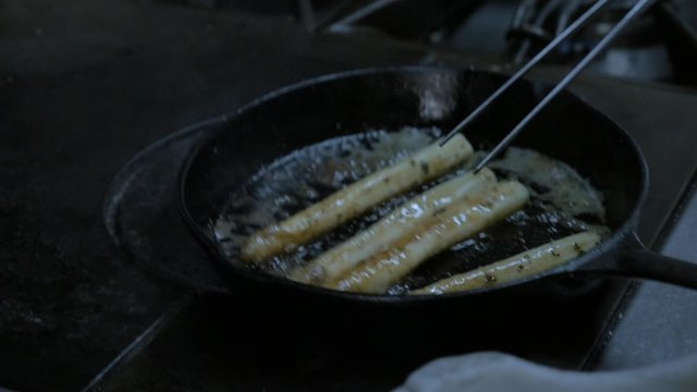 chef cocinando esparragos 