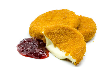 Gebackener Camembert isoliert auf weißem Hintergrund