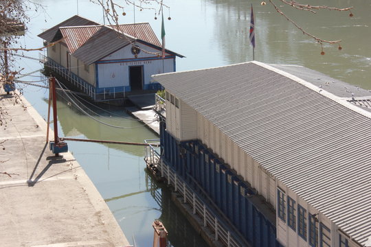 fiume Tevere con barconi