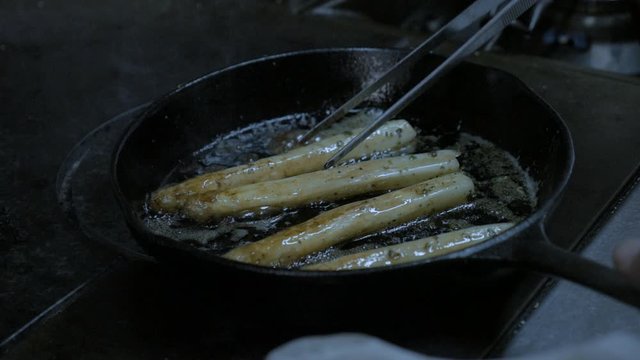 chef cocinando esparragos 