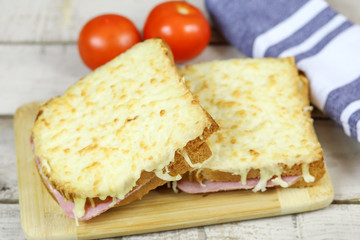 croque-monsieur sur une planche à découper