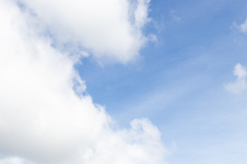 Obraz premium Clear beautiful blue sky with white cloud background