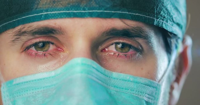 Occhi di un medico che piange.