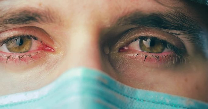 Occhi di un medico che piange.