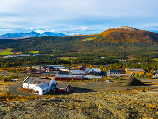 Masteczko w Norwegii widok na góry jesień