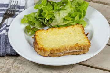 croque-monsieur et salade dans une assiette