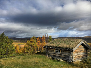 Wiejski Norweski domek jesienią
