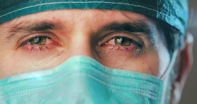 Occhi di un medico che piange per il Coronavirus.