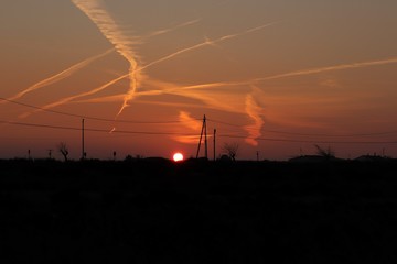 atardecer con nubes y el sol en el horizonte