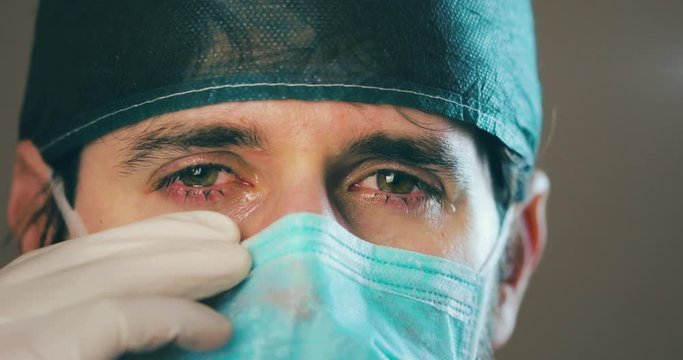 Medico che piange, primo piano sugli occhi
