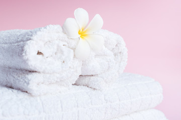 Obraz na płótnie Canvas SPA White pluneria flower on white towel