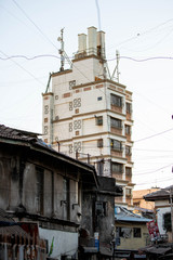 Fototapeta na wymiar old building in the neighbourhood of Bandra in Mumbai, India