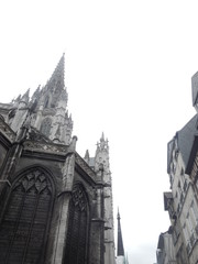 Fototapeta premium L'arrière de l'Église Saint-Maclou a Rouen avec au loin la fléche de la cathédrale notre dame en Normandie.