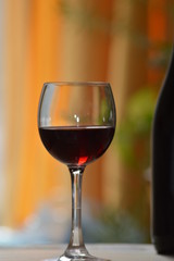 bicchiere di vino rosso e bottiglia drink alcolico