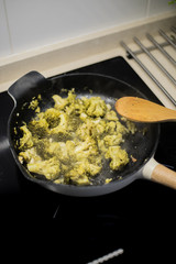 Cocinando brócoli en cocina moderna y saludable